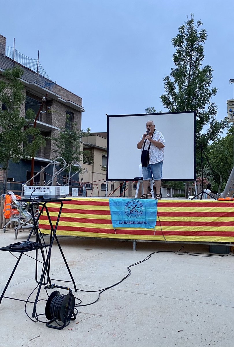 PerezJP_'s tweet photo. Pau! Company i amic!
Quina alegria veure’t avui fent el pregó de la Barceloneta després d’un any tan difícil per tu!
Un socialista fort! Un pratenc molt gran! 

I a la gent de la @avvbarceloneta us desitjo una bona festa major del barri! https://t.co/3kuD2Pyz0C