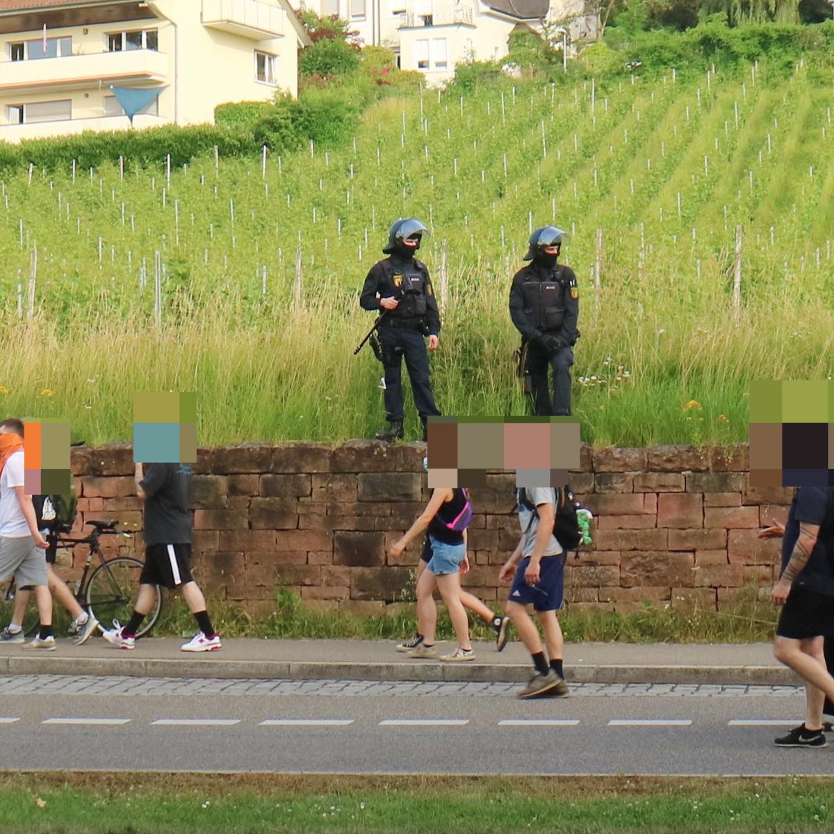 sbamueller's tweet photo. In Reaktion auf #noAfD Messermänner und den rassistischen Angriff am gleichen Tag auf einen Antifaschisten (scheinbar mit Beteiligung eines angetrunkenen Polizisten) gab es heute eine Demonstration im Heldenviertel.
#fr1906 #RobertH #afd #messer #antifa
📰 https://t.co/mXPufx8rZv https://t.co/yDyKuWbtLd