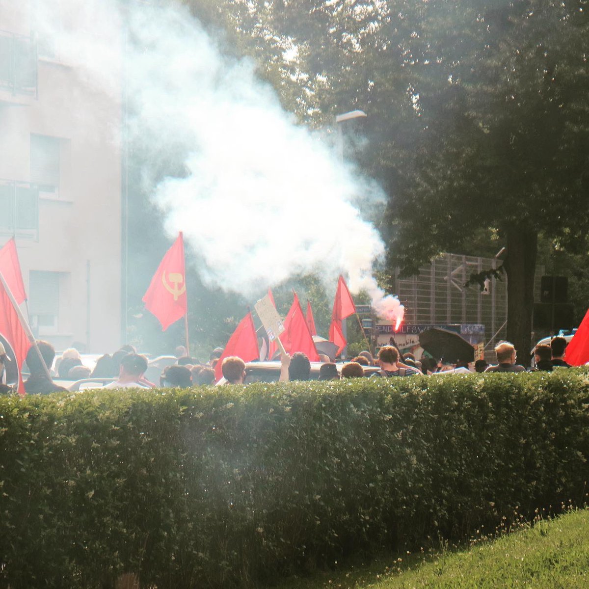sbamueller's tweet photo. In Reaktion auf #noAfD Messermänner und den rassistischen Angriff am gleichen Tag auf einen Antifaschisten (scheinbar mit Beteiligung eines angetrunkenen Polizisten) gab es heute eine Demonstration im Heldenviertel.
#fr1906 #RobertH #afd #messer #antifa
📰 https://t.co/mXPufx8rZv https://t.co/yDyKuWbtLd