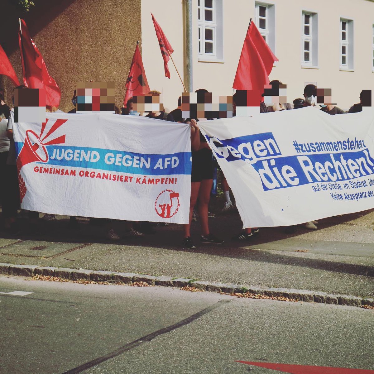 sbamueller's tweet photo. In Reaktion auf #noAfD Messermänner und den rassistischen Angriff am gleichen Tag auf einen Antifaschisten (scheinbar mit Beteiligung eines angetrunkenen Polizisten) gab es heute eine Demonstration im Heldenviertel.
#fr1906 #RobertH #afd #messer #antifa
📰 https://t.co/mXPufx8rZv https://t.co/yDyKuWbtLd