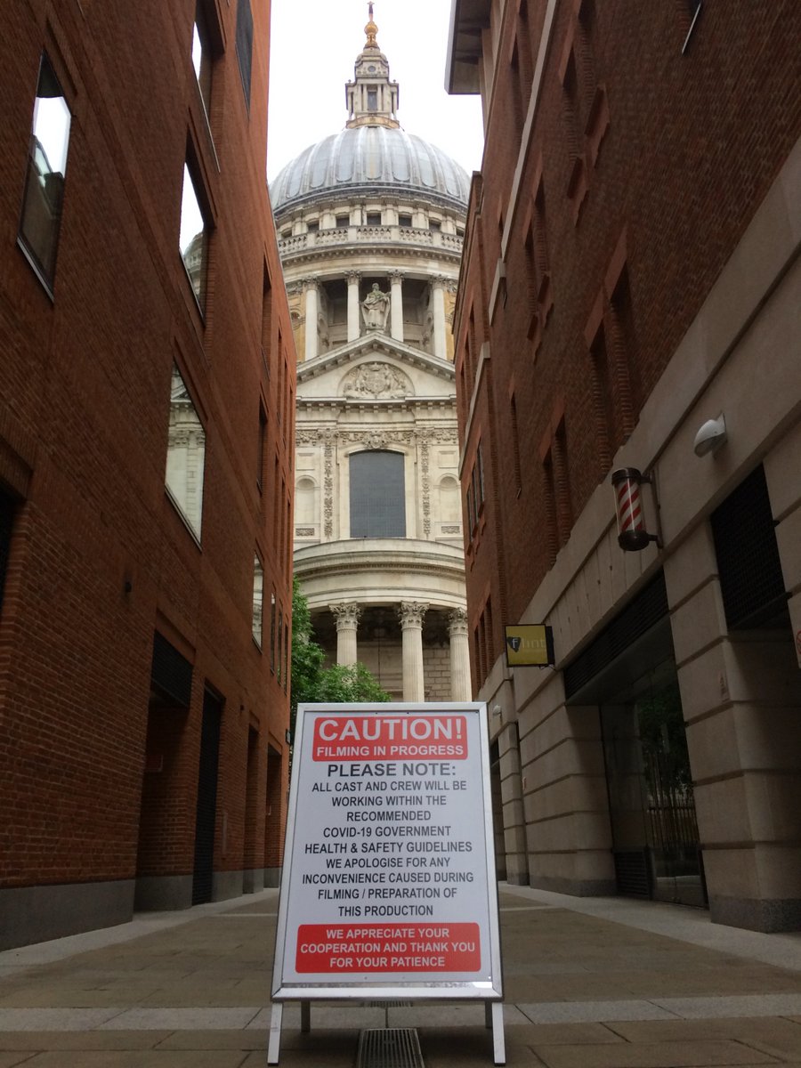 destreej's tweet photo. St Paul's Cathedral area passing as Central City this weekend! Saw a bunch of Facil Productions trucks (vfx, sfx, etc.). Other Londoners tweeted sightings of picture cars, buses, CCN news van, and Supergirl!
#TheFlash #DCComics #FilmingInLondon
Cc @ThatKevinSmith @marcbernardin https://t.co/cOjqWOiJam