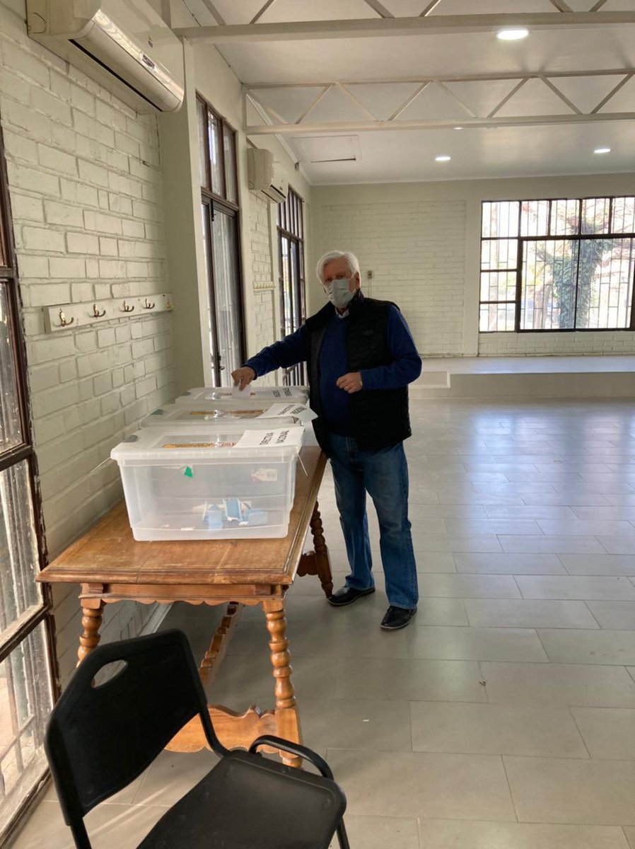 Temprano esta mañana me acerqué a votar en las #EleccionesInternasRN para escoger a nuestras directivas y consejeros de partido. Cada elección es una nueva oportunidad para, ya sea como ciudadanos o militantes, alzar la voz y comprometernos con un proyecto <a href="/RNchile/">Renovación Nacional 🇨🇱</a>
