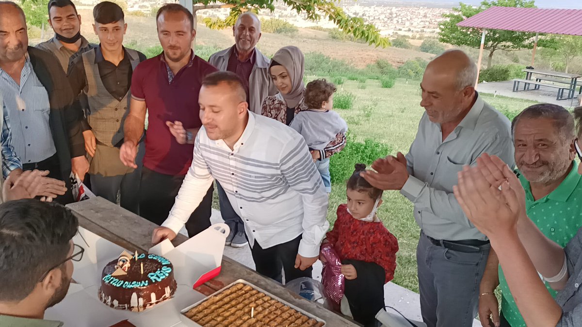 Akgencivril1's tweet photo. Ak Parti Çivril Gençlik Kolları ve Teşkilatı olarak bize her daim destek veren Çok değerli İlçe Başkanımız Halil Ertuğrul'un doğum gününü kutladık. Kocaman bir aile olduk . Nice Ak Yıllara İnşallah https://t.co/7aaIl0TqJ1