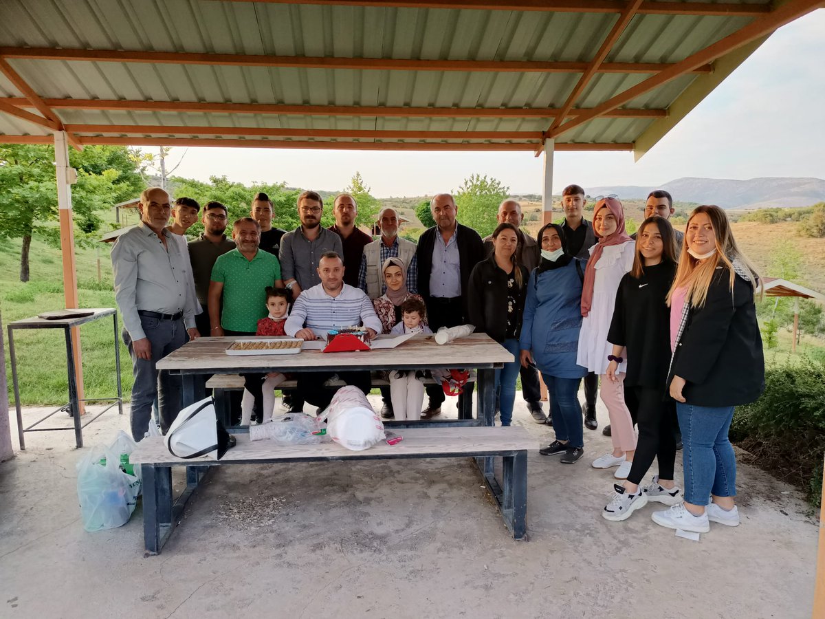 Akgencivril1's tweet photo. Ak Parti Çivril Gençlik Kolları ve Teşkilatı olarak bize her daim destek veren Çok değerli İlçe Başkanımız Halil Ertuğrul'un doğum gününü kutladık. Kocaman bir aile olduk . Nice Ak Yıllara İnşallah https://t.co/7aaIl0TqJ1