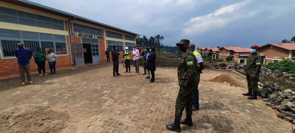 MusanzeDistrict's tweet photo. Muri gahunda yo gusura ibikorwa muri @MusanzeDistrict,uyu munsi hasuwe ya IDP MV ya Kinigi, yasuwe na Steering Committee ku Rwego rw'Igihugu mu rwego rwo kureba aho imirimo igeze. Bashimye Abafatanyabikorwa bose bayihuriyeho.@gatjmv @NyirarugeroD @abem2002 @jeanninenuwu @AMpuhwe https://t.co/k4DZQfmIt2