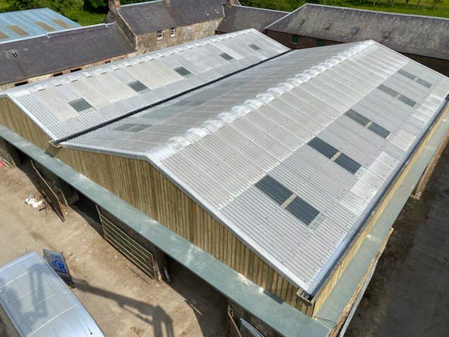 JStephenRacing's tweet photo. New roof and floor done ✅ Big thanks to our yard sponsor RPD for making the journey down to sort it all out for us! #newbeginnings #stablespending https://t.co/2LO6H4D16G