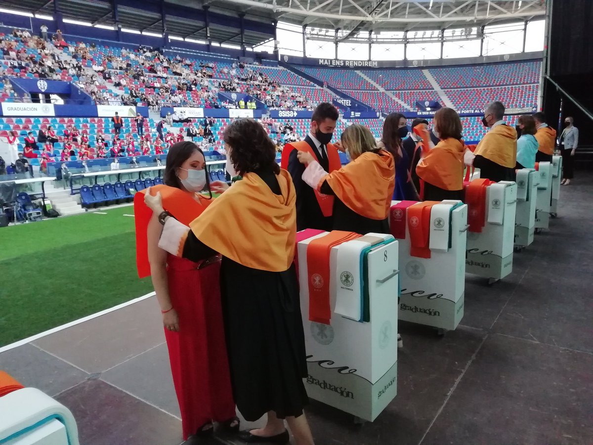 JoseMPaganAg's tweet photo. Compartimos con los estudiantes de #DerechoUCV, #CriminologíaUCV, #ADEUCV, #MultimediayArtesDigitales, #FilosofíaUCV y #DerechoCanónicoUCV su #GraduaciónUCV. Poned vuestros dones y conocimientos al servicio del bien común. Y como ha dicho D. Antonio: "¡Siempre alegres!" https://t.co/4au1isACXB