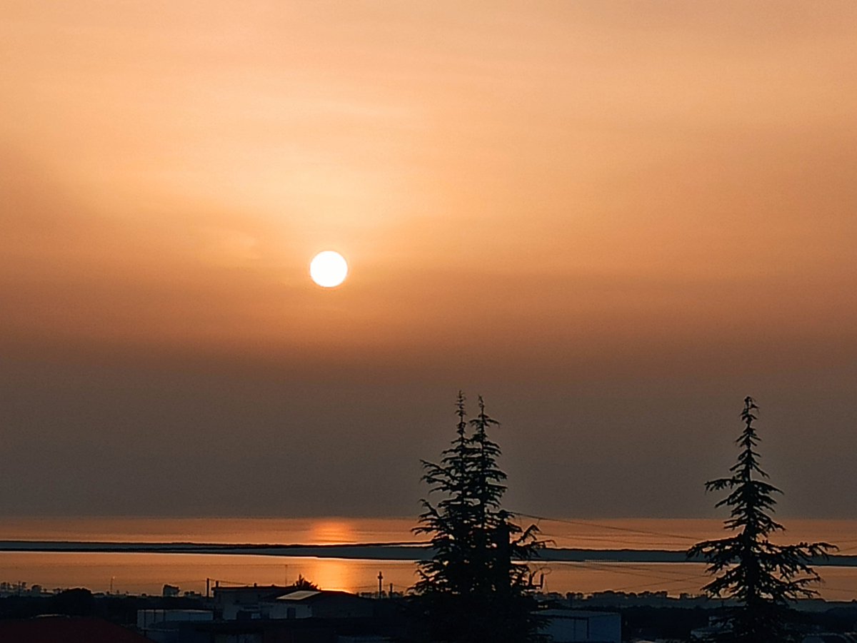 La bellezza di un tramonto eguaglia il fascino di chi sa mantenere una promessa.