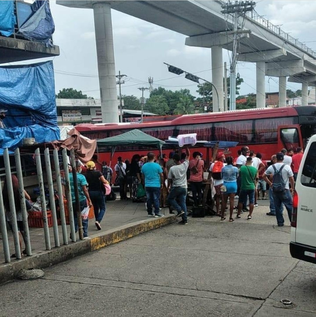 criticaenlinea's tweet photo. #SucesosCri Se registra atropello en la carretera Panamericana, próximo a La Doña. La persona permanece en el suelo y espera la llegada de los servicios de emergencia. #EnDesarrollo 

Más informaciones en https://t.co/Gniy6SpdIk https://t.co/l8CGhwTMYs