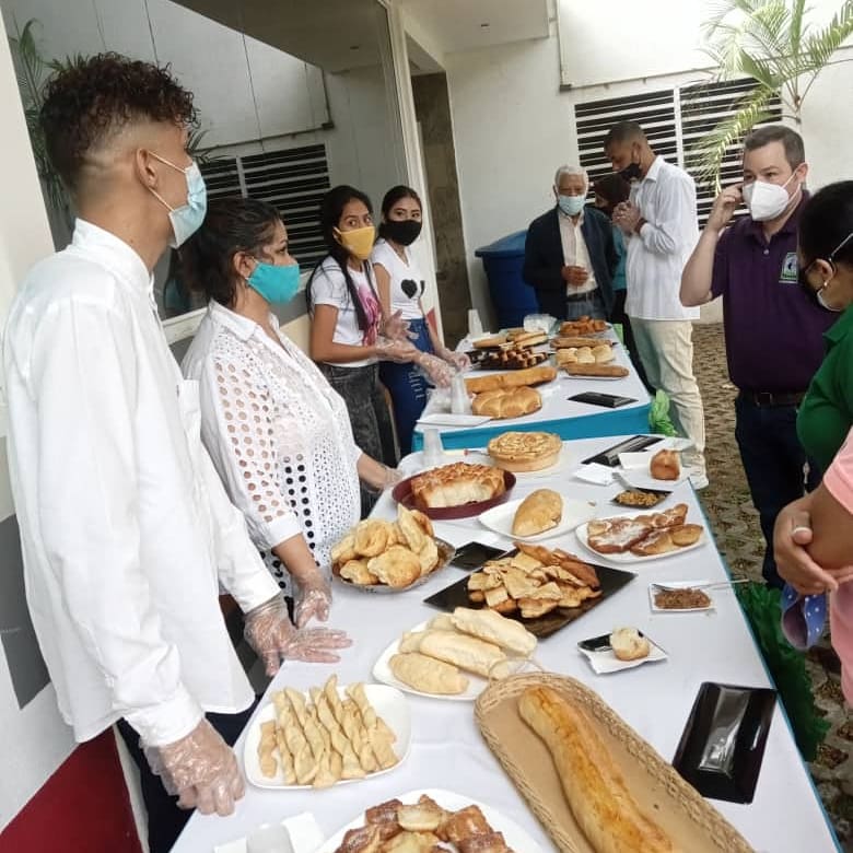 ChamosDPatria's tweet photo. Como parte del proceso de capacitación que la FNNADC ofrece a las adolescentes del Centro Integral Belén San Juan, hoy las madres recibieron su certificado de curso de panadería que estuvieron realizando durante dos meses, con la participación de algunas personas de la comunidad. https://t.co/tvVN3aBSib