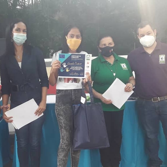 ChamosDPatria's tweet photo. Como parte del proceso de capacitación que la FNNADC ofrece a las adolescentes del Centro Integral Belén San Juan, hoy las madres recibieron su certificado de curso de panadería que estuvieron realizando durante dos meses, con la participación de algunas personas de la comunidad. https://t.co/tvVN3aBSib