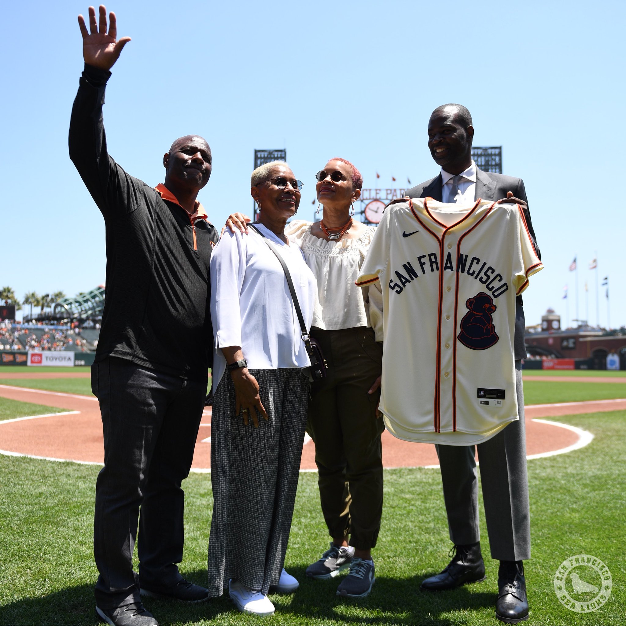 SFGiants on X: Today, the family of Toni Stone, the first female known to  play on a professional men's baseball team was presented with a Sea Lions  jersey to honor Stone's legacy.