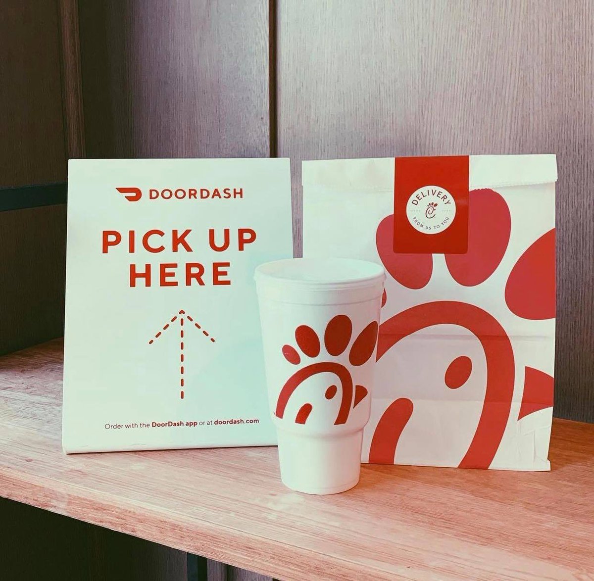 Not feeling up to hopping in your car to grab food? DoorDash has you covered! 📲