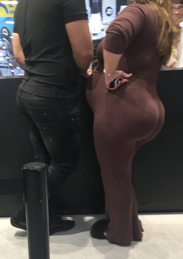 Keep_It_Froody's tweet photo. @LaurenGoodger Captured in JD sports!! By one of my spies..... https://t.co/Xx5DPH6ilQ
