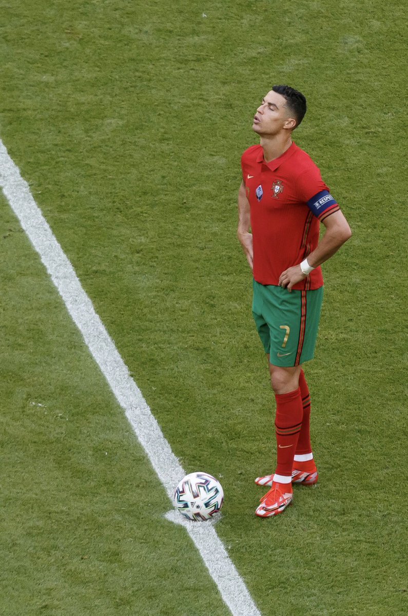voshans's tweet photo. Opperste concentratie…
(Foto Getty) #EURO2020 
#Ronaldo #POR #PORDUI https://t.co/xv0Wo3kTDp