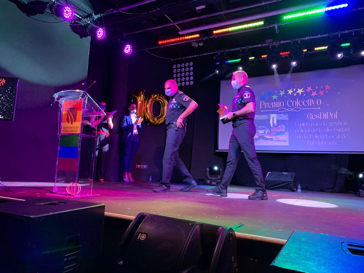 Esta noche nuestros agentes de GESDIPOL reciben el premio de grupo de <a href="/FuenlaEntiende/">Fuenla Entiende LGTB</a> por el trabajo realizado los últimos 10 años en la lucha contra los delitos de odio 👏👏👏