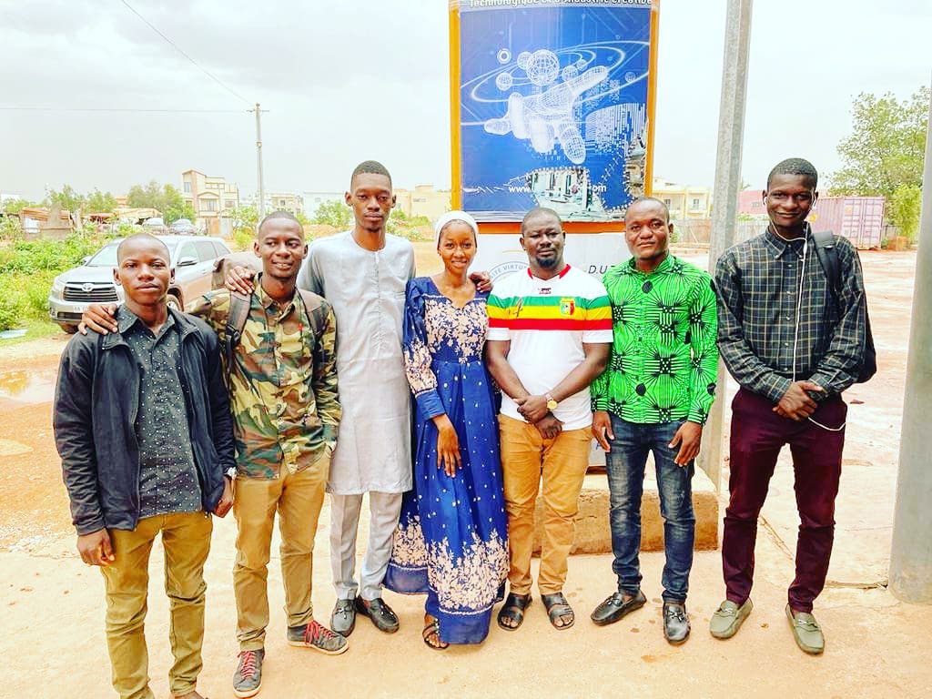 akilinakele's tweet photo. [Grands Débattues] : La photo de Famille après l'excellente demi-finale avec le Directeur Général de @UVM_UPPKINGUI et vice-président de @FamibGroupe M. @DOUMBIA12716272 !🙏
Vivement la finale!
#FMPOS vs #FSEG
@KinguiSocial @MEFP_mali @MinistereJS @IF_Mali https://t.co/DZFZ3PKQuK