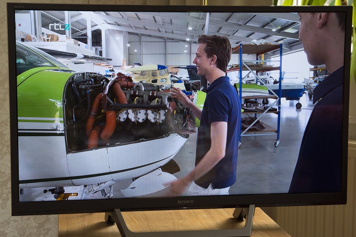 Op zaterdagmiddag 19 juni werd op <a href="/RTLZ/">RTL Z</a>  het programma How its done uitgezonden met leerlingen van <a href="/veluwscollege/">Veluws College</a> en studenten van <a href="/HvA/">Hogeschool van Amsterdam (HvA)</a> .