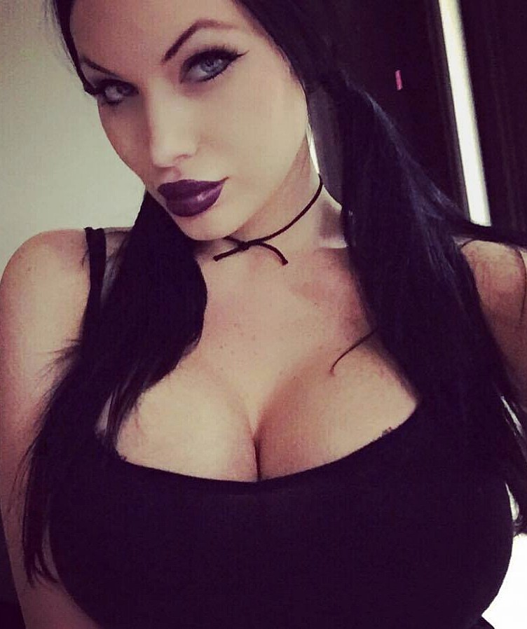 @missveronikab from witch year is this photo? https://t.co/qkfY6ndcUN