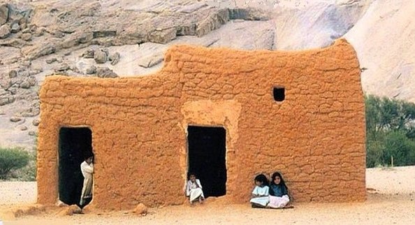 أمرُّ على الديار ولستُ أدرِي
              أتذكُرني، أتعرفُني الديارُ ؟!
وكم قبَّلتُ جدرانًا وبابًا
              فلا بابٌ يحنُّ ولا جدارُ !
جماداتٌ وأدري غير أني
              أتوقُ لأهلها والشوقُ نارُ 

-الشاعر بندر المباركي