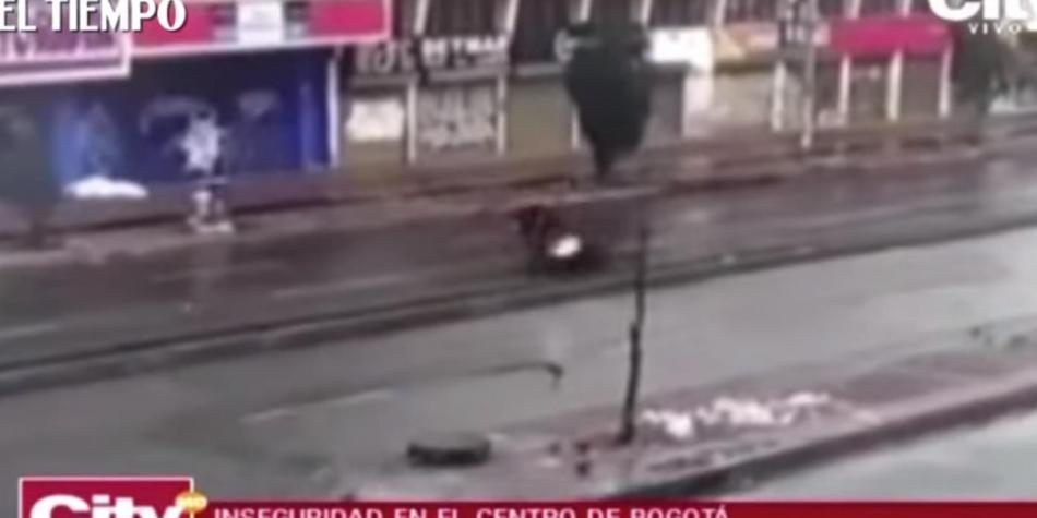 Citytv's tweet photo. Ciclista sufrió grave accidente por evitar que lo atracaran. Los detalles acá 👉  https://t.co/5VoCUWUUkm https://t.co/rLE5BAsFhK