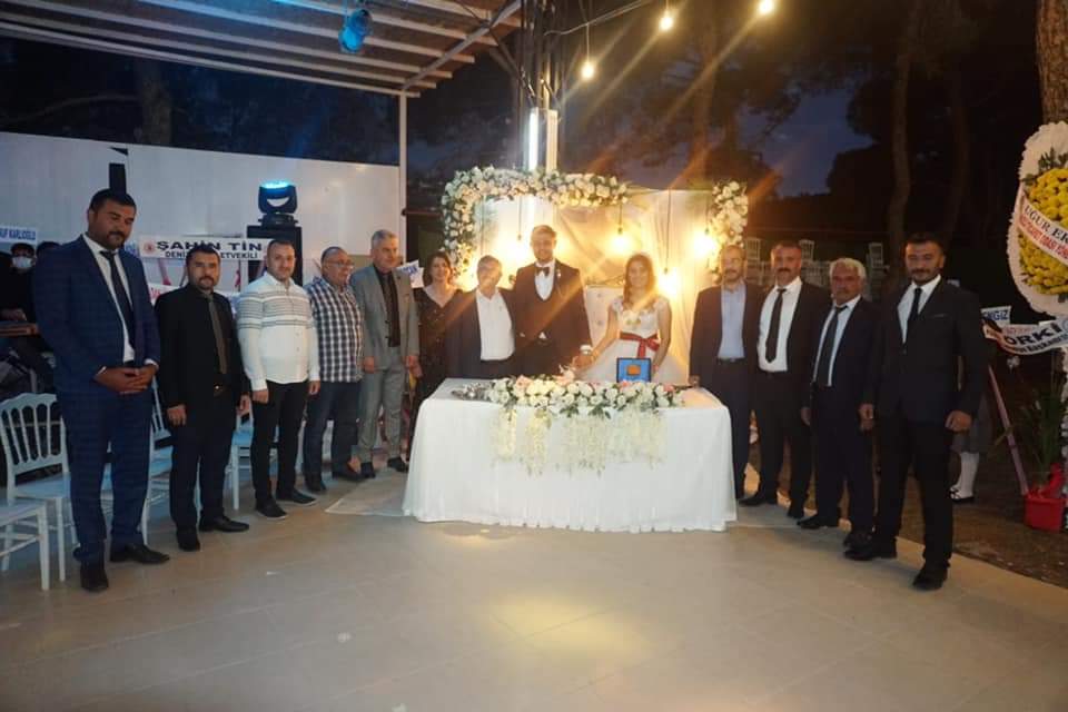 PartiCivril's tweet photo. Çok kıymetli Meclis üyelerimizin evlatları Ekrem ve Ayşenur kardeşlerimizin nikah akdine şahitlik ederek, sevinçlerine ortak olduk. Genç çiftimizi ve ailelerini kutluyor kendilerine mutluluklar diliyoruz https://t.co/OAkk55kVQa