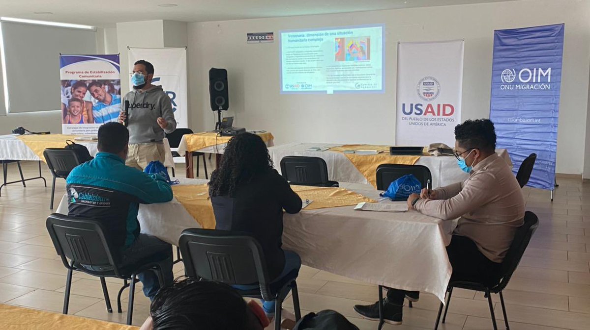 OIMColombia's tweet photo. #AEstaHora realizamos taller con periodistas a cargo de  @CdR_ . Hoy desde Ipiales, dialogamos con ellos sobre los retos que tiene el periodismo para cubrir la integración social entre nacionales venezolanos🇻🇪, retornados colombianos y comunidades de acogida🇨🇴. @USAID_Colombia https://t.co/Nwpzk7RBkA