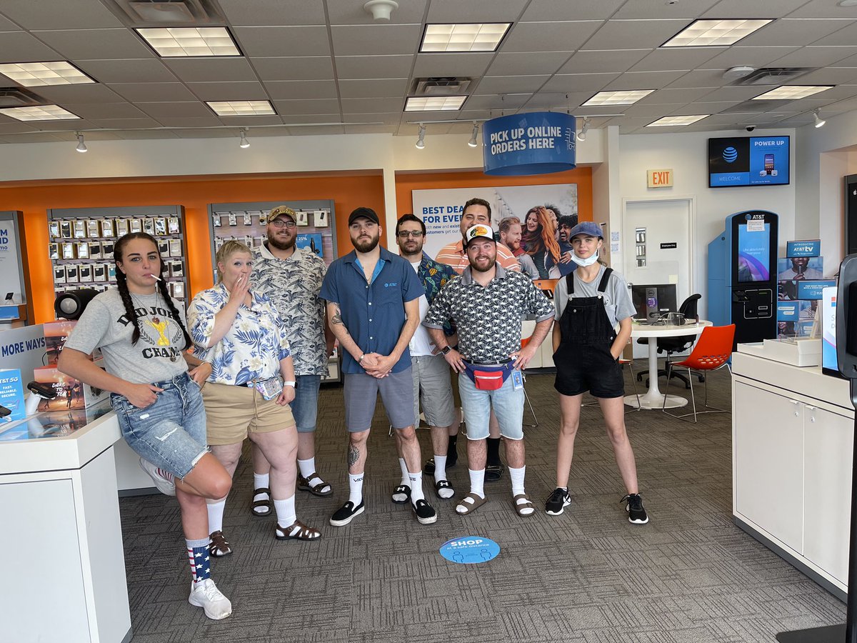 MommaFontanez's tweet photo. Nothing like a dads day party on Father’s Day weekend! Shout out @HGrossi24 for the great idea! #LifeAtAtt #Fatherday2021 #Dadparty https://t.co/PYJwFSfAcW