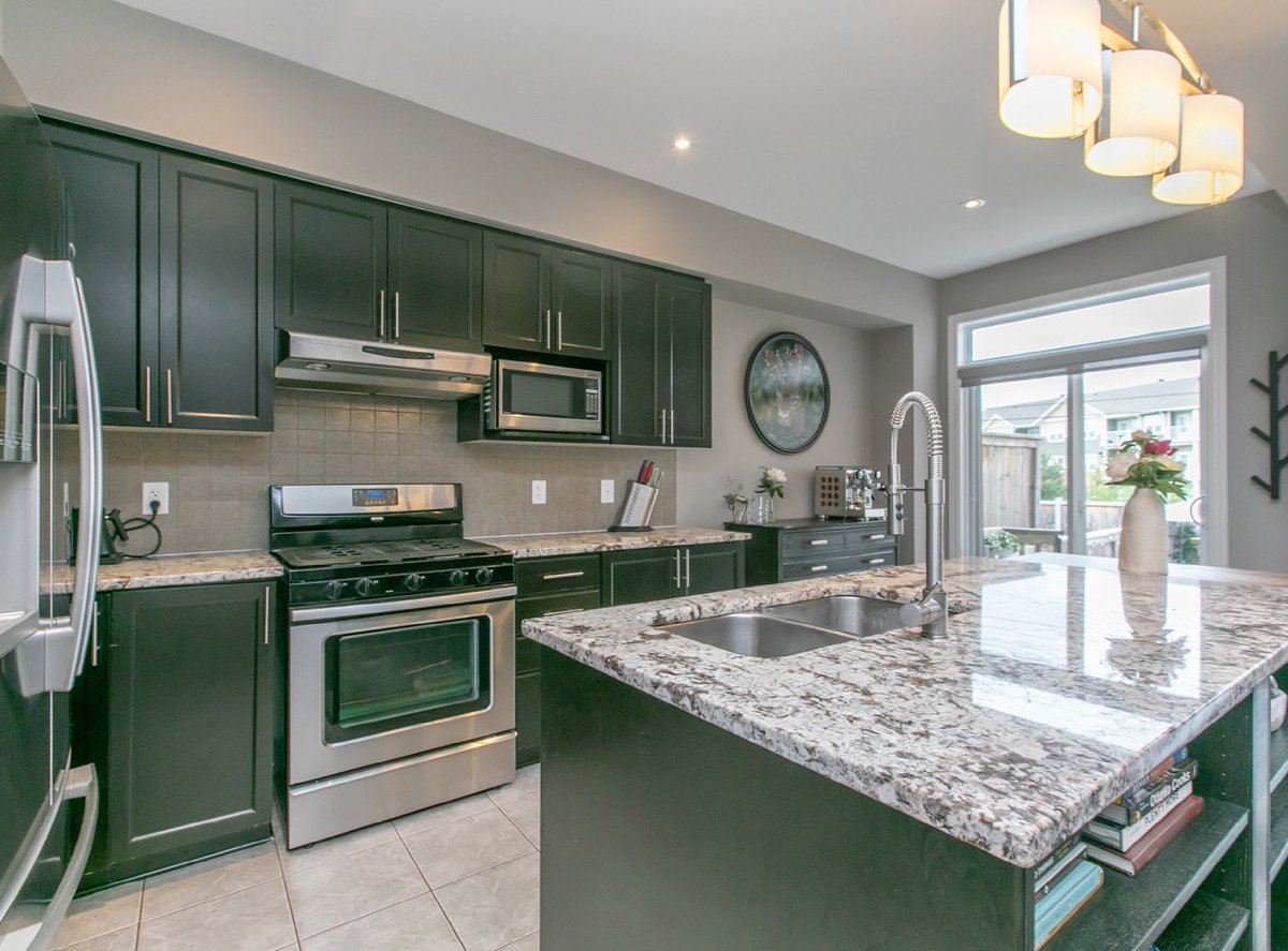 Tomorrow is going to be beautiful - perfect for a visit to this beautiful 3 bed, 2.5 bath townhome in #KanataLakes! 

MLS® 1247368
$699,000