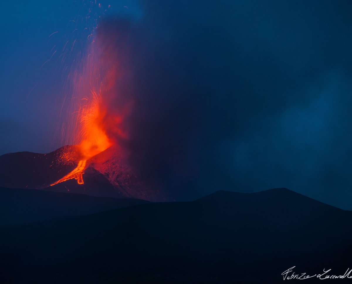 #Etna - 19 Giugno 2021 | L’evento parossismo eruttivo è terminato. La sabbia vulcanica ha coinvolto il versante sud del vulcano con ricadute massicce a Nicolosi, Pedara, Mascalucia, Gravina, Tremestieri e limitrofi. #sicily #volcanoes #eruption

©️Fabrizio Zuccarello