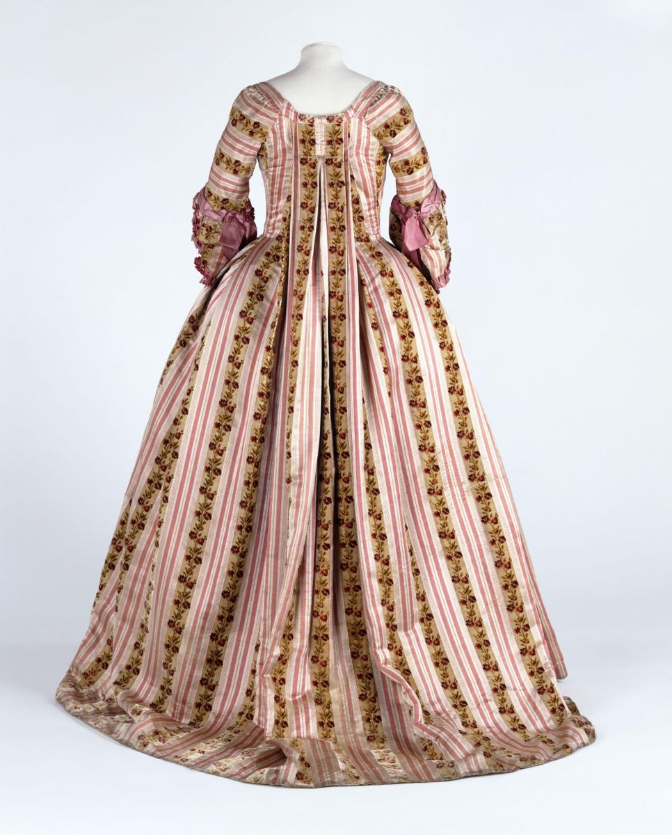SilkDamask's tweet photo. #SackBackSaturday: Check out pricing info @V_and_A  label "..very rare ex. of use of velvet in 18thc women’s dress..#silk for this fabric is reputed to have cost 36 shillings per yard. With an average of 17 yards for a sack &amp; petticoat, today the fabric would cost about £2,200" https://t.co/ZzxdjCp4r8