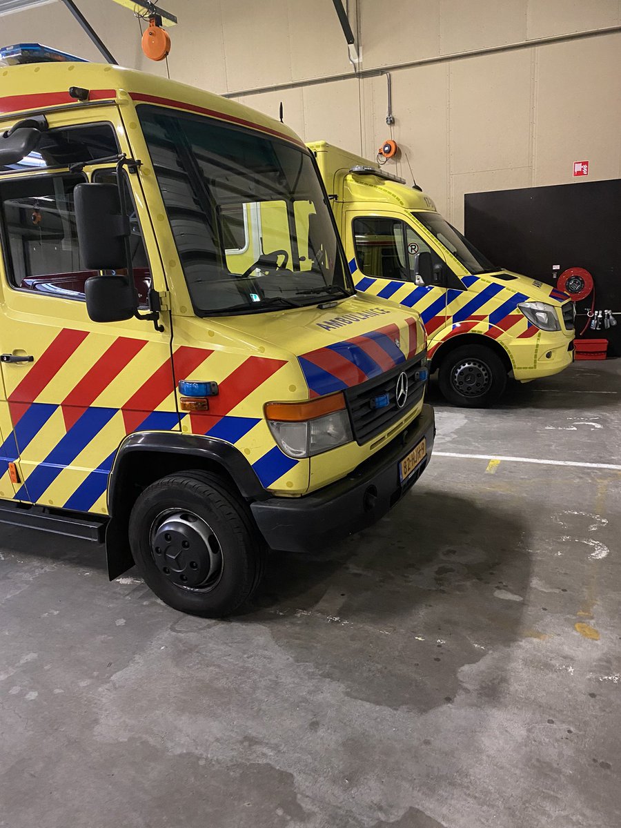 AirwayMxAcademy's tweet photo. Ik ben anesthesioloog en heb COVID golven meegemaakt achterin de mobile intensive care unit ambulance van Rotterdam o.a. naar Goes, Leeuwarden, Maastricht, Groningen…Urenlang gezeten naast doodzieke mensen. Waarom nu snel versoepelen? @HansvanSchuppen @shossontwits @DonRoelofsen https://t.co/uXRUWPFTCn