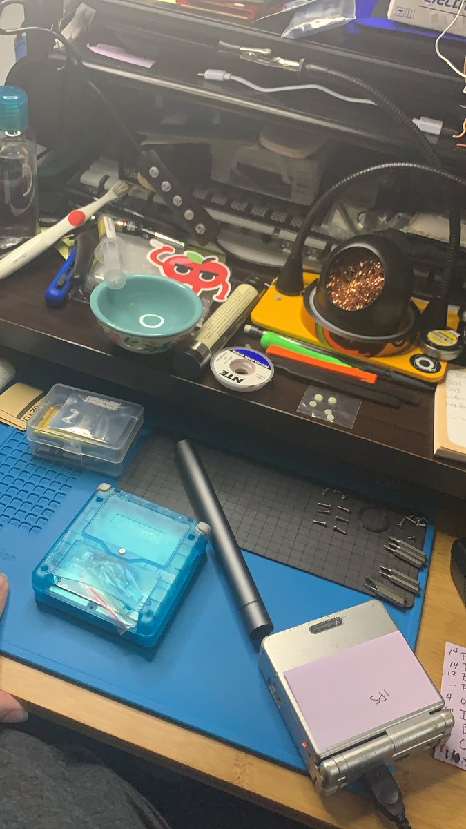 LialenDea's tweet image. It’s that time again. 

Special SP build tonight. 💚 also a DMG mod if we have time. 😏

👉twitch.tv/LialenDea 

#gameboymod #gameboyadvancesp #gameboymodding