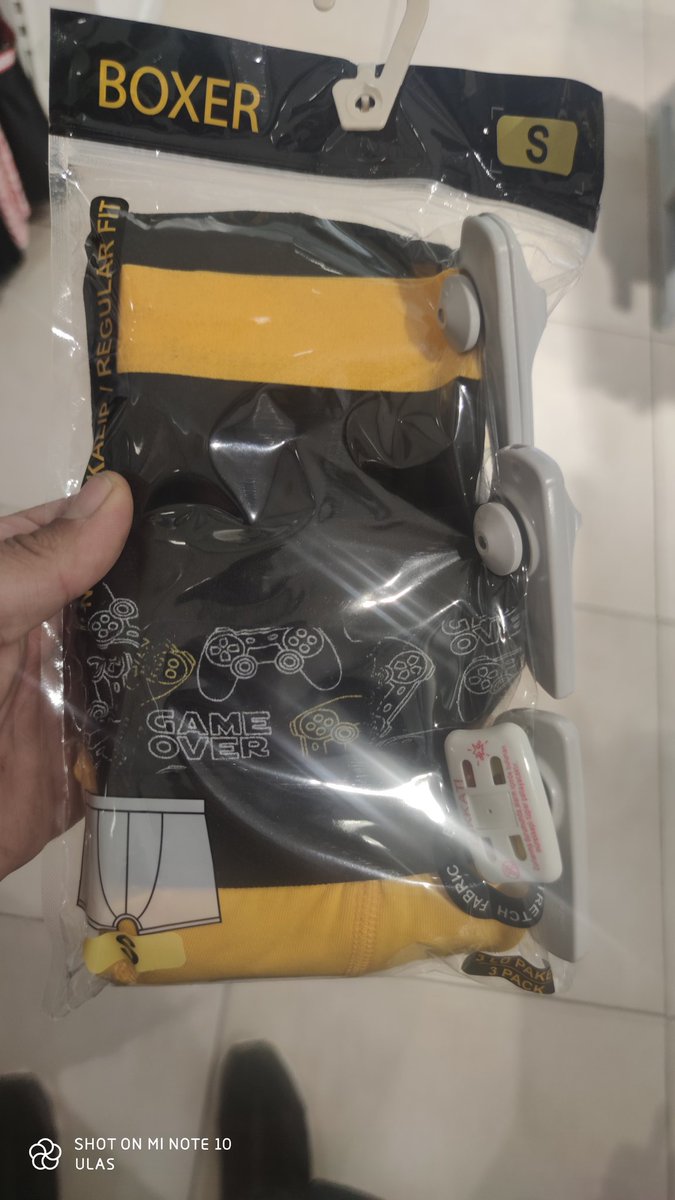 Bugün don alırken ekonominin ne denli uçtuğunu birkez daha gördüm dona dahi 3 tane alarm takmışlar sordum kasiyere , içinden çalıyorlar o sebebten dolayı her birine ayrı alarm takıldığını söyledi . Yazık ne hale geldik