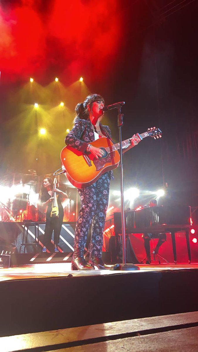 #Guitarra y #voz en #SieteVecesSíGira de <a href="/vanesamartin_/">Vanesa Martin</a> con las canciones que forman parte de la banda sonora de tu vida. <a href="/grupo_mundo/">Grupo Mundo</a> impecable, soberbio #concierto #directo #VanesaMartin #Cordoba #CulturaSegura🔊
