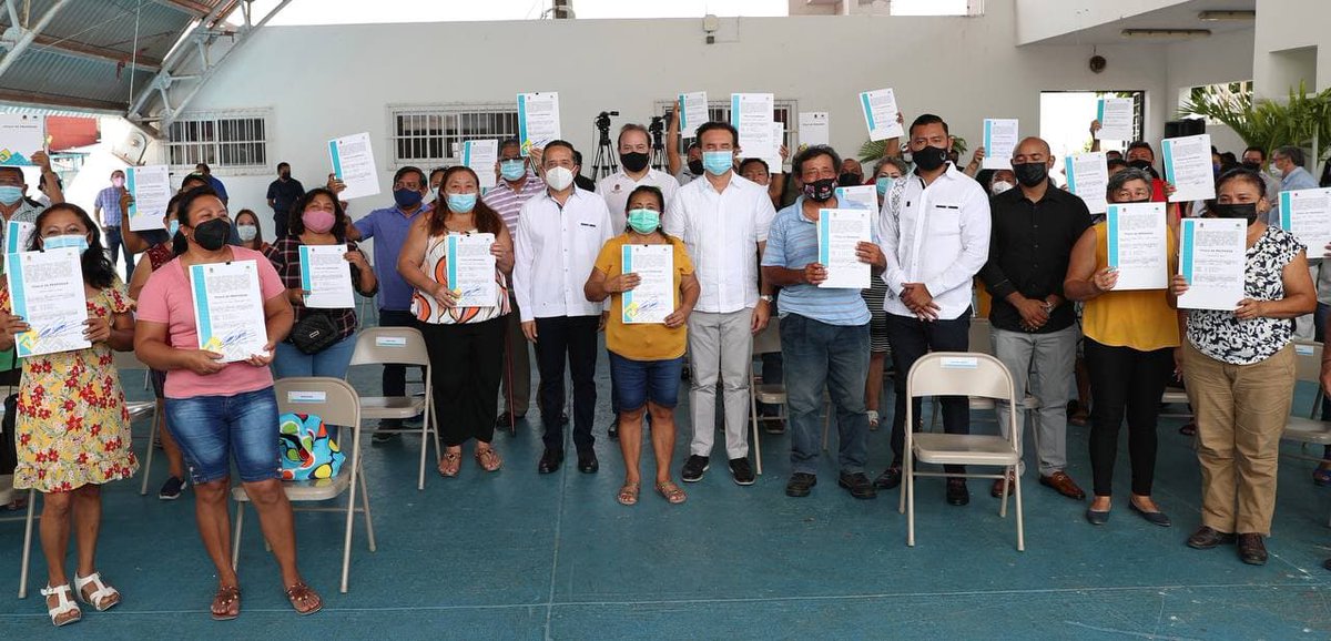 ComunicacionQR's tweet photo. El gobernador @CarlosJoaquin entregó 203 títulos de propiedad a familias de #Cozumel, que dan certeza jurídica y patrimonial a quienes han edificado sus viviendas y construido un hogar en la Isla y esperaron hasta 25 años en tener el documento.

#JuntosSaldremosAdelante🙌 https://t.co/zVQsy20myN