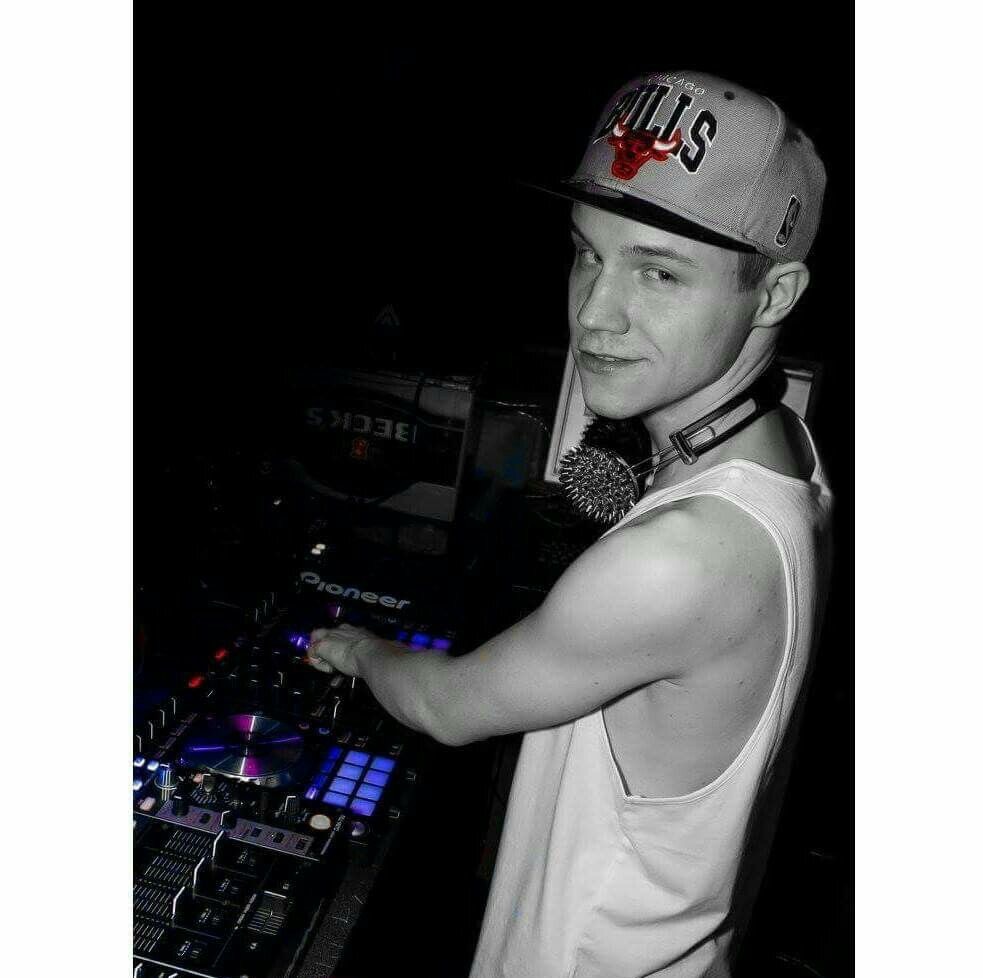 djay_dee_'s tweet photo. Music is my life 👌🏻♥️
#djaydee #dj #diebusche #club #clubbing #dance #party #music #nike #nikeboy #twitter #gay #boy #gayboy #germany #gaygermany #germanygay #berlingay #gayberlin #berlin https://t.co/H4bXe0tDZM