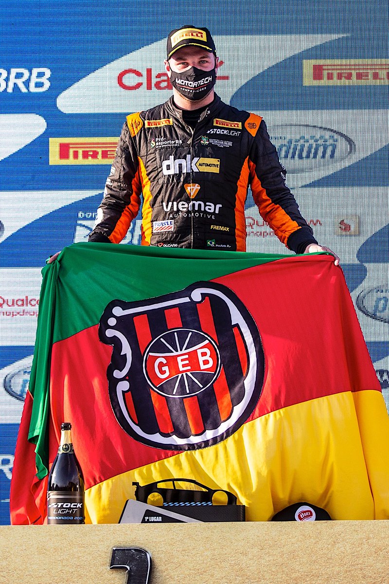 agencia_mt90's tweet photo. A bandeira do @gebrasiloficial apareceu no lugar mais alto do pódio neste sábado no Velocitta. O piloto @gabrielrobe venceu a corrida 1 da terceira etapa da Stock Light e é líder da categoria. Amanhã, às 11h15, no @bandsports, tem a corrida 2.

📷 Bruno Terena https://t.co/qsxapEHiMa