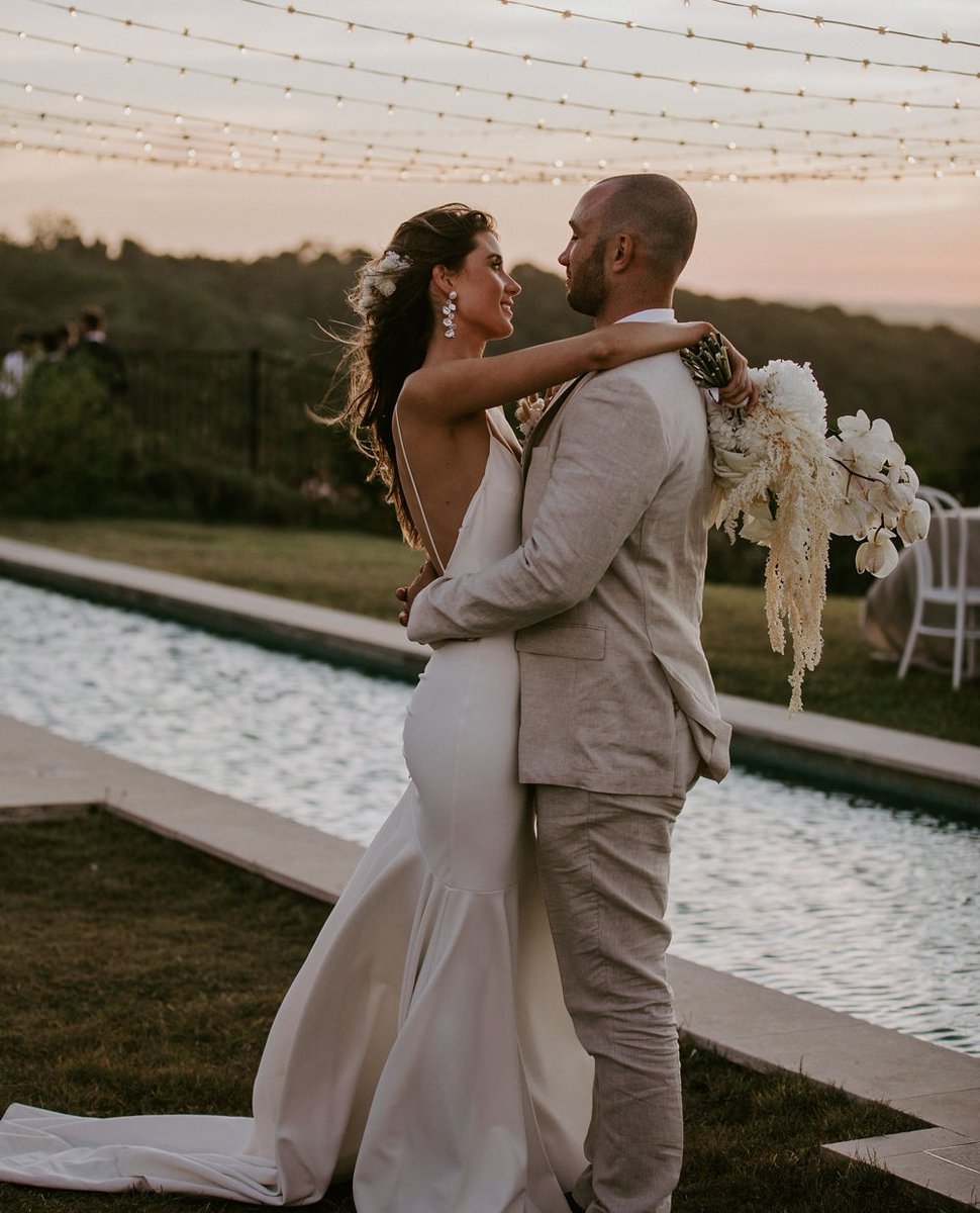 A dreamy sunset at #GRACEBride Jess &amp; Joels' wedding. We can't wait to share more soon! 

Jess wears our CLO CREPE Gown- 
bit.ly/Grace_Loves_La…

Shot by: @beckrocchiphotography
Planning by: <a href="/__elope__/">lookinforward2death</a>