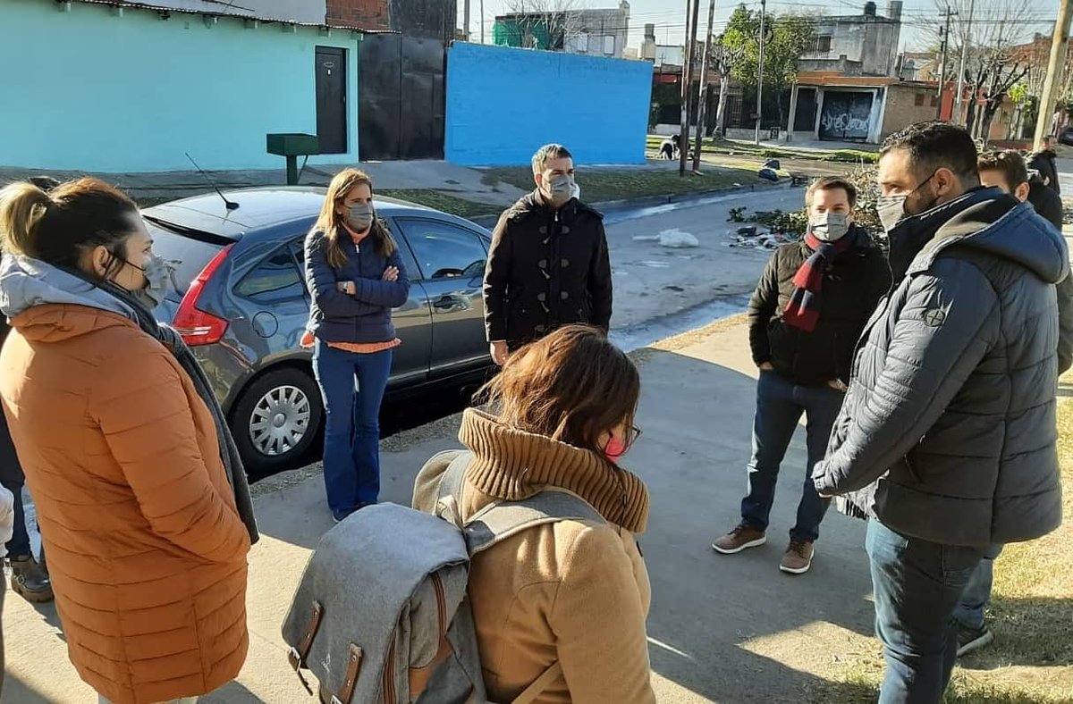 ccari3f's tweet photo. 🖥️👦🏻 #3FTeConecta

Salimos en equipo a contar a los vecinos del Barrio #Churruca y #EjercitoDeLosAndes que los jóvenes pueden acercarse por apoyo escolar, imprimir tarea o conectarse a internet 
Sigamos acompañando a los chicos.

#DondeHayQueEstar 💪🏾 https://t.co/dlSJBVfsmq
