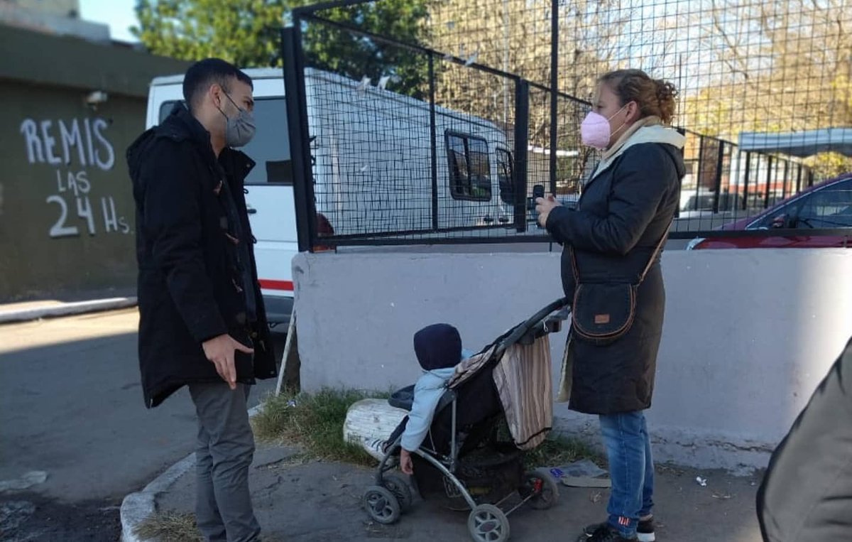 ccari3f's tweet photo. 🖥️👦🏻 #3FTeConecta

Salimos en equipo a contar a los vecinos del Barrio #Churruca y #EjercitoDeLosAndes que los jóvenes pueden acercarse por apoyo escolar, imprimir tarea o conectarse a internet 
Sigamos acompañando a los chicos.

#DondeHayQueEstar 💪🏾 https://t.co/dlSJBVfsmq
