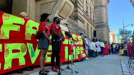 Families of police violence victims take fight to Prime Minister's Office ift.tt/3cUTlUa #ottnews #ottawa