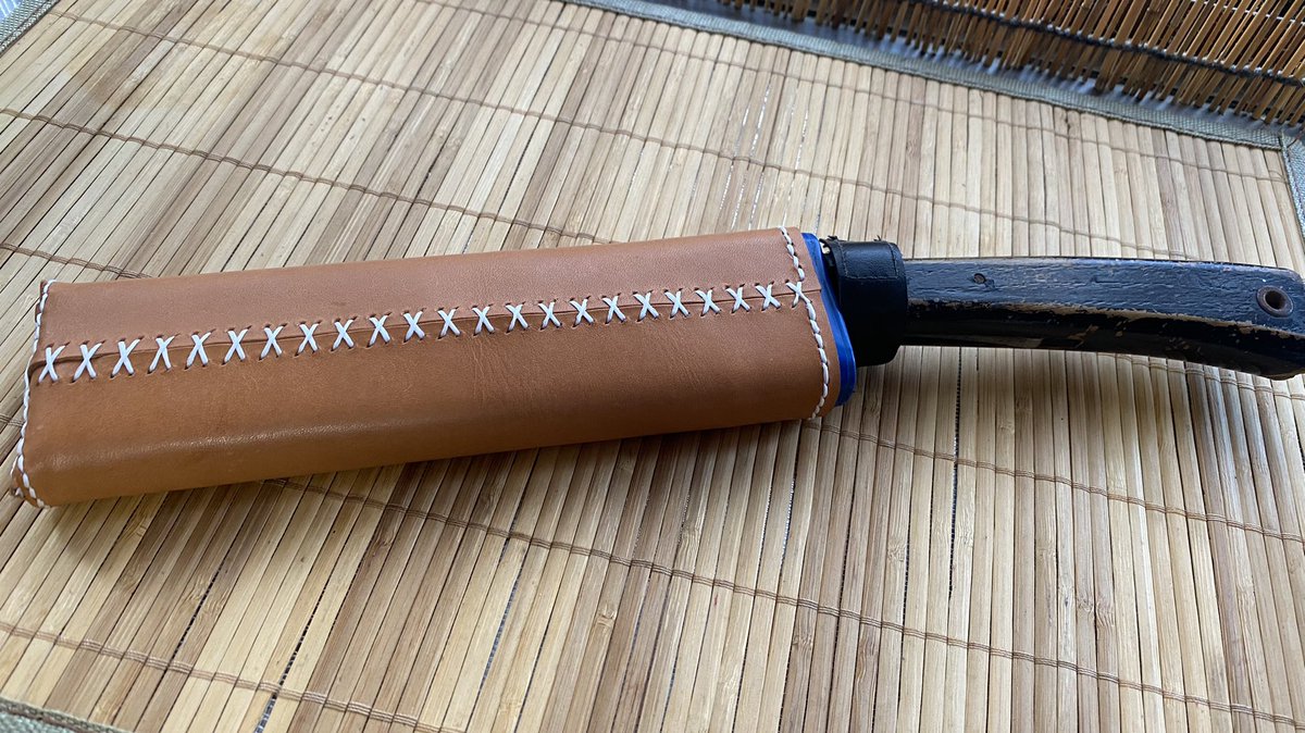 kochan_camp's tweet photo. レザークラフトでOD缶カバーを作ったのが楽しすぎて、レザークラフトにハマりました😆そんなわけで、早くも第２段弾を作成‼️ナタの鞘のレザーケースです✌️😁細かいところは多少��得のいってない部分もあるけど、レザークラフト2回目、完全オリジナル初にしてはまあまあ良くできたんじゃないですかね⁉️ https://t.co/eIZkMgIh16