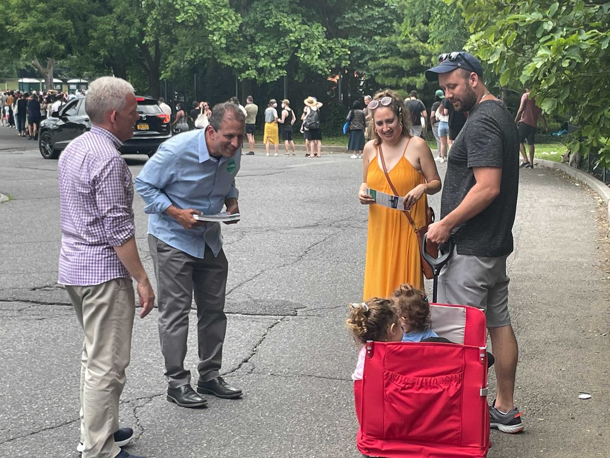 bradlander's tweet photo. Loved loved loved my first trip to @QnsNightMarket with @JimmyVanBramer! 

It’s a really good thing I did discover @twistercake earlier in the campaign or I’d have eaten a seriously unhealthy amount by now.

Thanks to market-goers young &amp; old for talking to us on the entry line! https://t.co/SpEN1fXiQr
