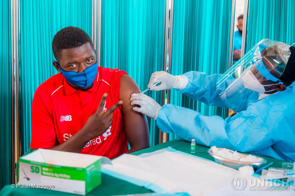 Refugees's tweet image. The wait is over. It's #WorldRefugeeDay!

Fighting a pandemic or helping communities, refugees have been there every step of the way.

Let's show up for them today and everyday. Because together, we can achieve anything.