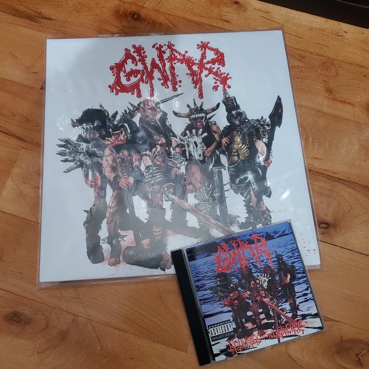 TheMetalheadBox's tweet photo. Thinking about going to the GWAR Scumdogs 30th anniversary tour in November (in my hometown)...Now spinning GWAR Scumdogs Of The Universe! "Maggots are falling like rain" #RIPOderus #gwar #scumdogsoftheuniverse #metal #thrashmetal #punk #themetalheadbox https://t.co/8asriIzdCa