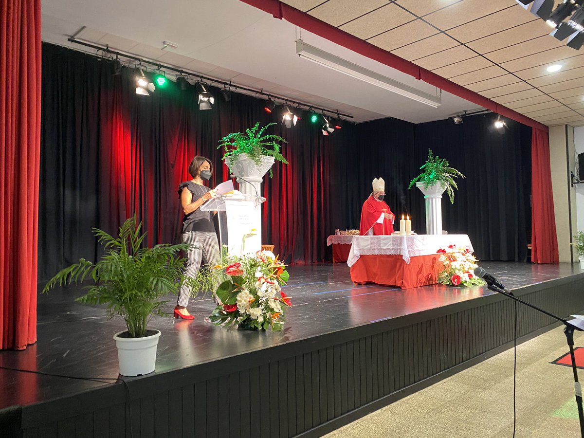 NazaretArrecife's tweet photo. “Le pedimos, Sr Obispo, que quiera imponerles las manos y ungirlos en la frente con el signo de la + para que el Espíritu Santo les ayude a ser testigos de Cristo en el mundo” @EugeniaHerrer17 #Confirmaciones2021 https://t.co/1ljILg3trv