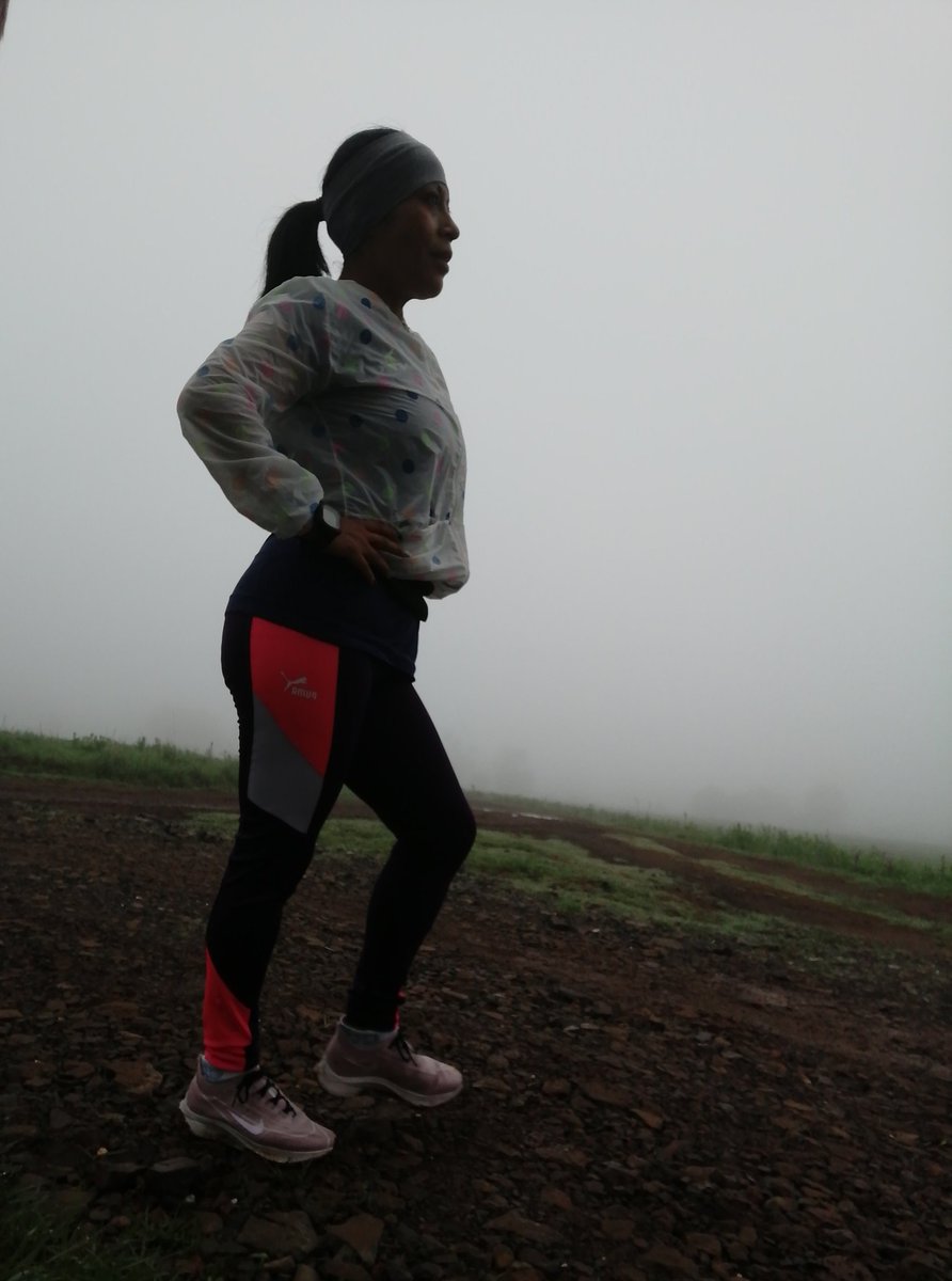 RousiRossy's tweet photo. Hay sueños que sólo se alcanzan con los pies... 👣 Con esta vista nublada al fondo concluimos y sumamos otra semana de entrenamiento 🏃🏻♀️💪🏼 #FelizSabado #MeEncantaCorrer #CorrerInspira #LoveRun #Yocorroporamor #Nopormoda #Runtraining #corredora #YoElegicorrer https://t.co/mFrQgPuOv2