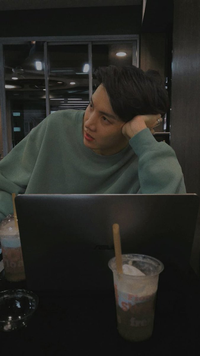 roceanse's tweet photo. malem minggu nemenin kak hoseok nugas 🙈🙈 https://t.co/CG2rjxTo8y