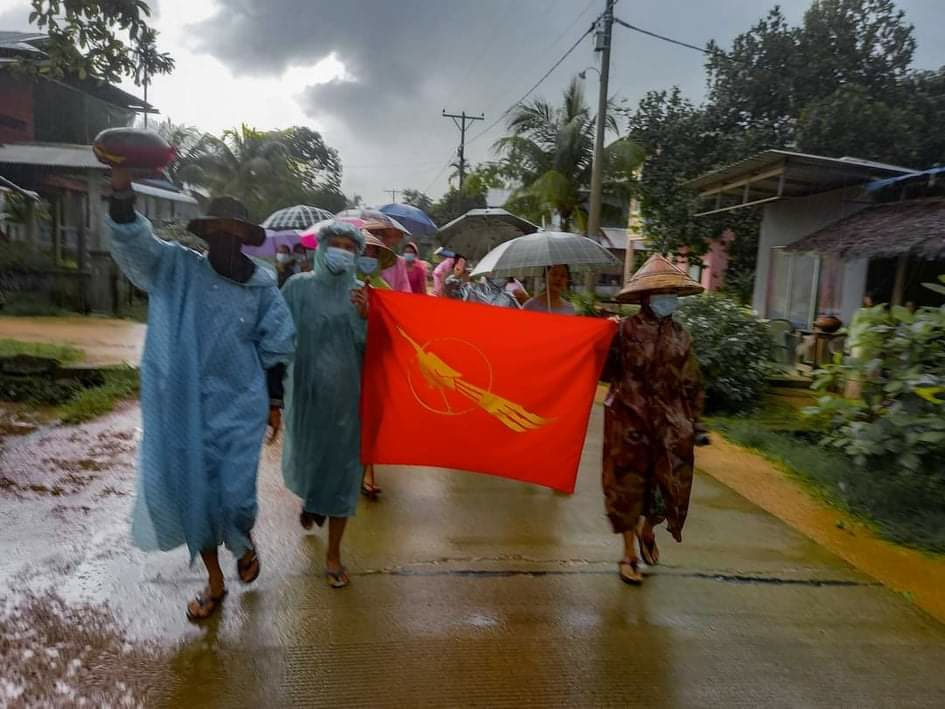 minn_rkar's tweet photo. ထားဝယ် တော်လှန်ရေးနားရက်မရှိ..
ရာသီဥတုဆိုးရွားနေတဲ့ကြားက လောင်းလုံးမြို့နယ် ညင်းမော်ကျေးရွာ စစ်အာဏာရှင်ဆန့်ကျင်ရေး အာရုဏ်ဦးသပိတ်
"လုံးဝအုပ်ချုပ်လို့ မရစေရ"
#LessTalkMoreActionsASEAN
#WhatsHappeninglnMyanmar
#Jun20Coup https://t.co/Vjn76VnDxs